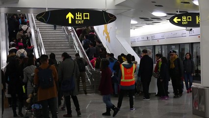 地铁站乘客上电梯的画面_1920X1080_高清视频素材下载(编号:1448599)_实拍视频
