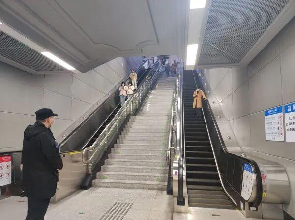 乘客背向坐电梯拍摄黄鹤楼,武汉地铁回应:临时调整!